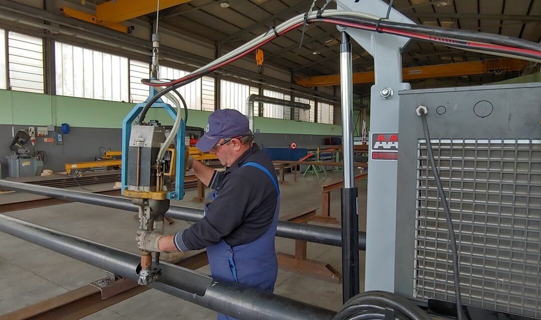 Welding process of the lighting columns by Campion performed easier thanks to a customized Flex Lifting cantilever crane